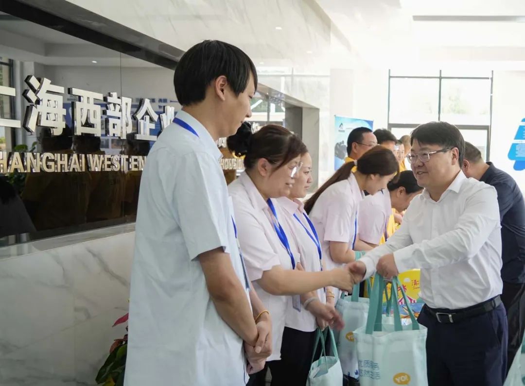 市房管局赴部分区房屋维修应急中心和呼叫中心开展高温慰问