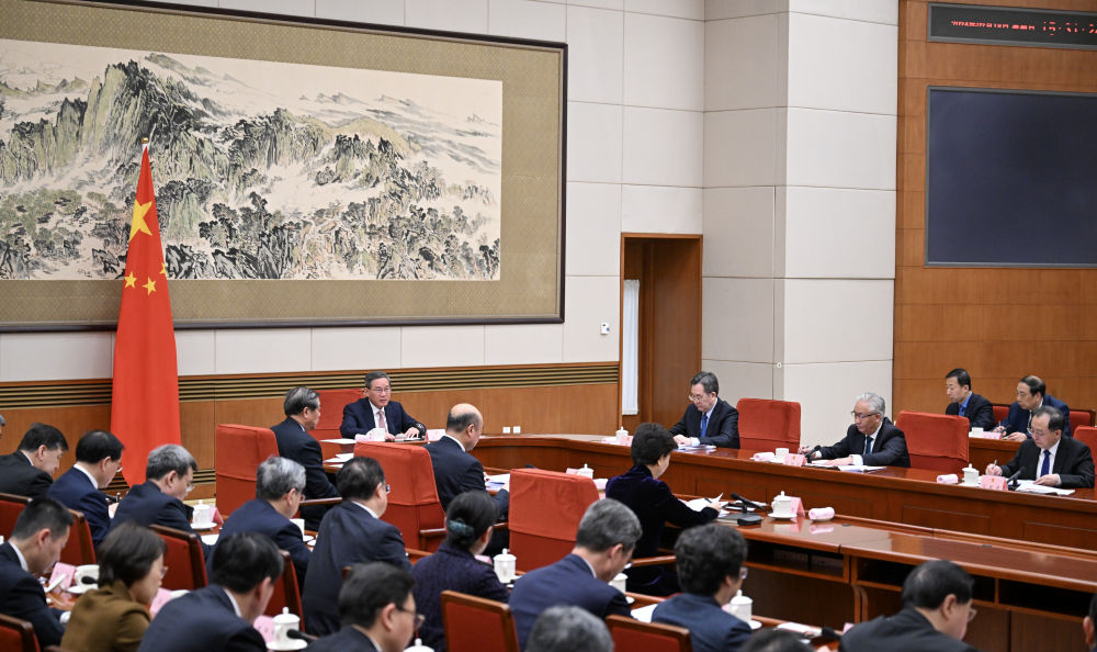 2月18日，国务院总理李强在北京主持召开国务院第三次全体会议.jpg