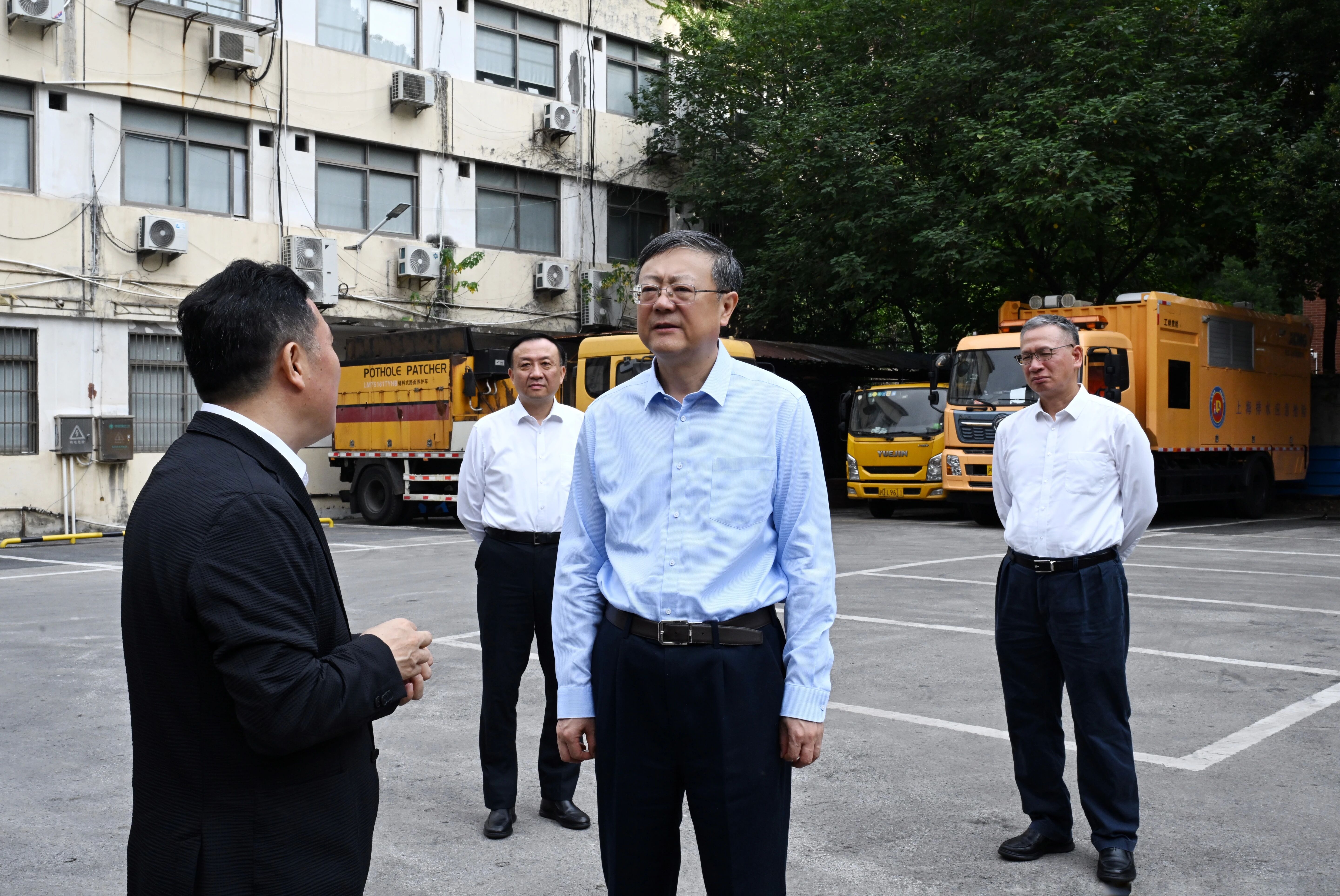 事关城市更新和宜居安居，陈吉宁在基层一线调研，听取群众意见建议