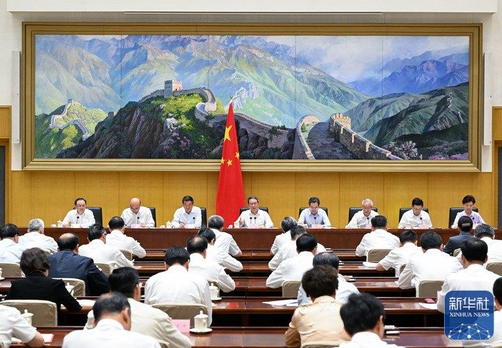 国务院总理李强在北京主持召开国务院第二次全体会议.jpg