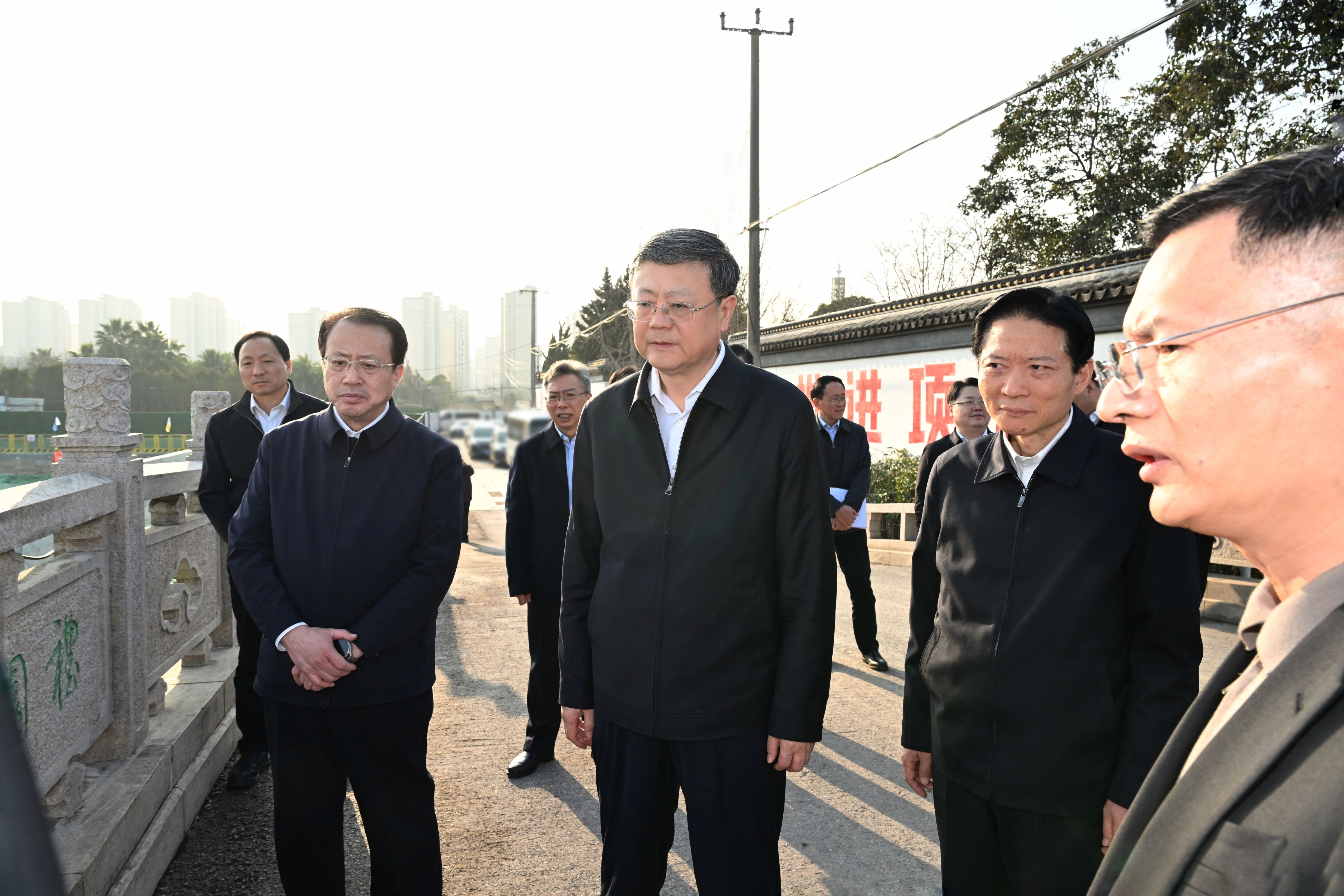 着力提高人民生活品质,提升宜居安居水平!陈吉宁龚正在奉贤闵行调研城中村改造工作